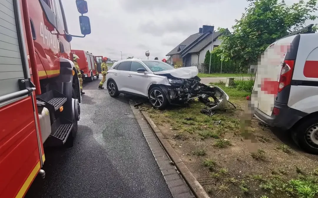 Zderzenie dwóch aut w Granowie. Na miejscu strażacy i policja