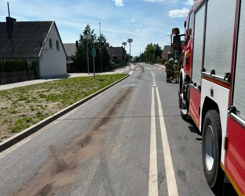Plama substancji ropopochodnej w Parzeczewie – interwencja OSP
