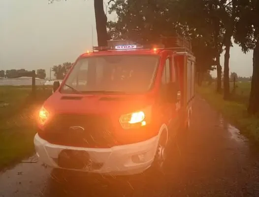 OSP Kamieniec usuwa wiatrołomy po nawałnicy w Puszczykowie i okolicach