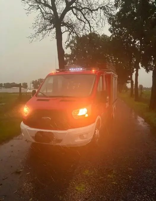 OSP Kamieniec usuwa wiatrołomy po nawałnicy w Puszczykowie i okolicach