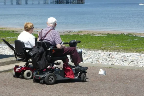 Seniorzy z Kamieńca dowiedzieli się o wsparciu ZUS i pozyskali elektryczne wózki inwalidzkie