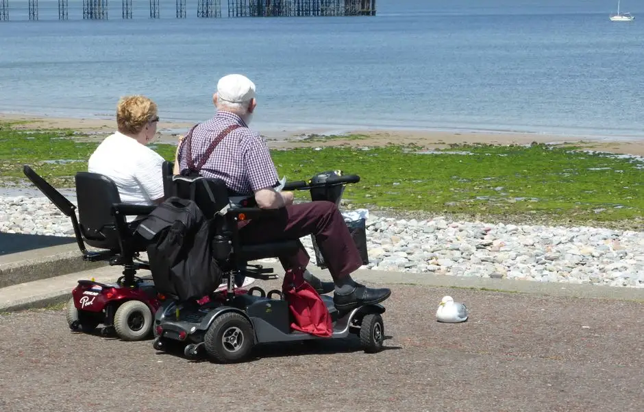 Seniorzy z Kamieńca dowiedzieli się o wsparciu ZUS i pozyskali elektryczne wózki inwalidzkie