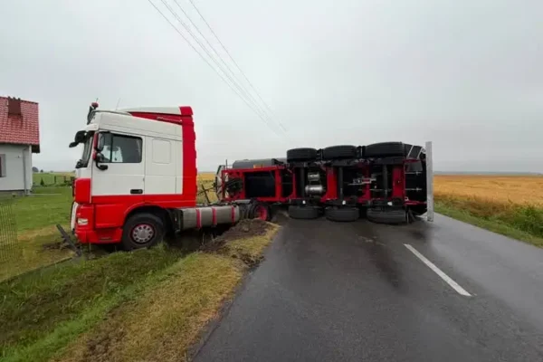 Przewrócona ciężarówka w Łąkiem – interwencja strażaków