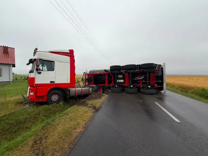 Przewrócona ciężarówka w Łąkiem – interwencja strażaków