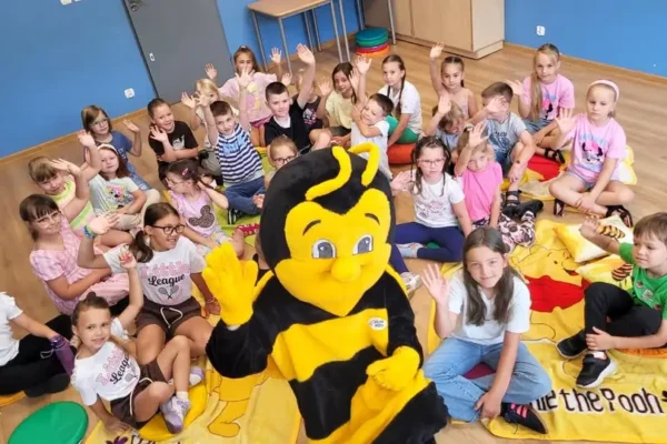 Wakacje w bibliotece w Rakoniewicach: dzieci spotkały pszczelarza i robiły świece