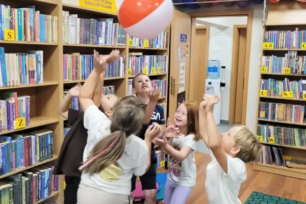 Wakacyjne spotkanie w bibliotece w Rakoniewicach – zabawa i retro kino