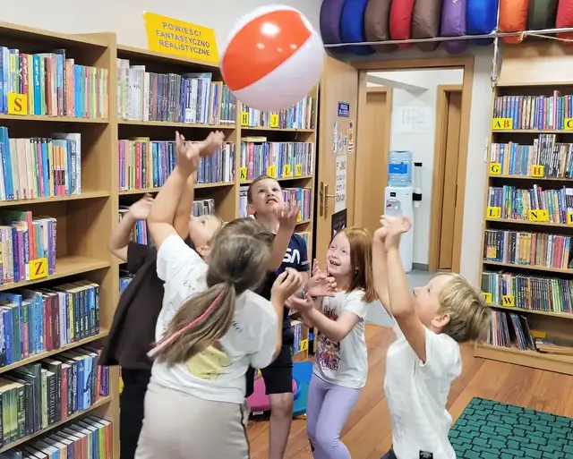 Wakacyjne spotkanie w bibliotece w Rakoniewicach – zabawa i retro kino