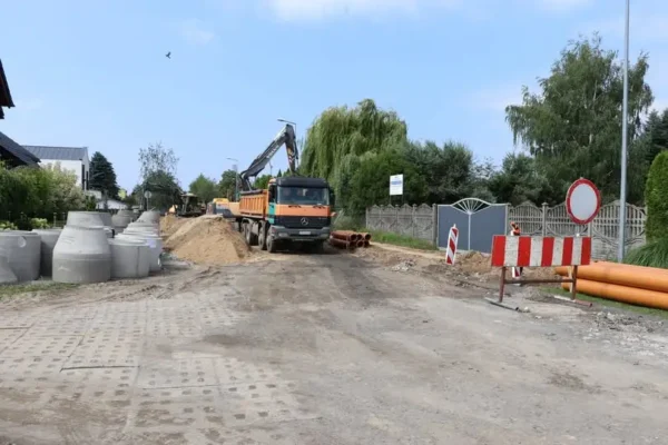 Postęp prac przy budowie dróg w Grodzisku Wielkopolskim – ulice sportowe zyskują nową infrastrukturę