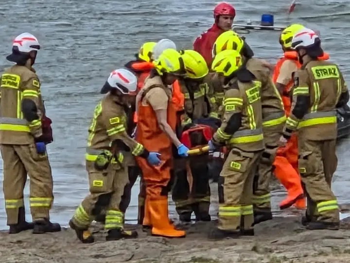 Ćwiczenia służb ratowniczych nad Jeziorem w Kuźnicy Zbąskiej – ewakuacja obozu harcerskiego