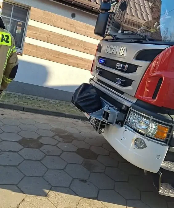 Kolizja w Kamieńcu – interwencja straży pożarnej i policji