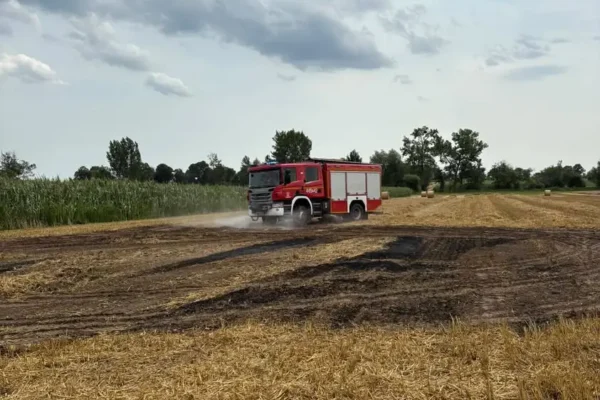 Pożar w Wolkowie – strażacy walczą z ogniem
