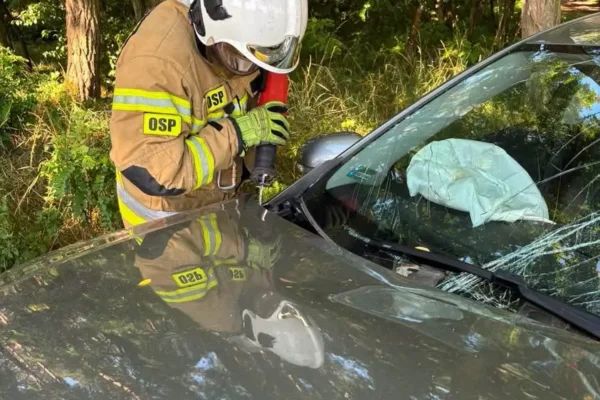 OSP Rakoniewice używa narzędzi Hilti podczas wypadku drogowego