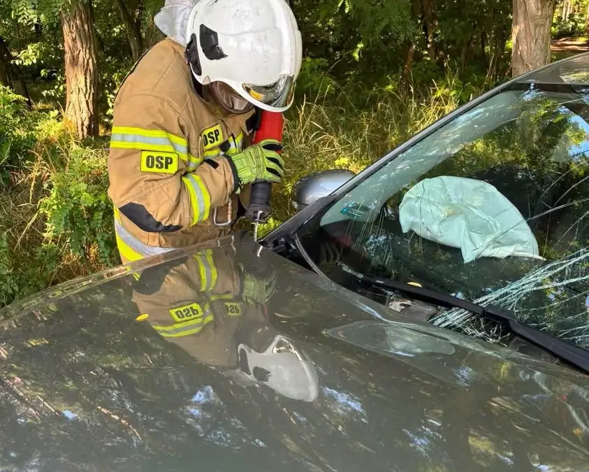 OSP Rakoniewice używa narzędzi Hilti podczas wypadku drogowego