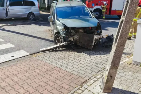 Wypadek na skrzyżowaniu w Rakoniewicach – interweniowały służby