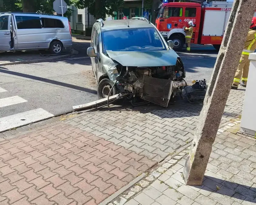 Wypadek na skrzyżowaniu w Rakoniewicach – interweniowały służby