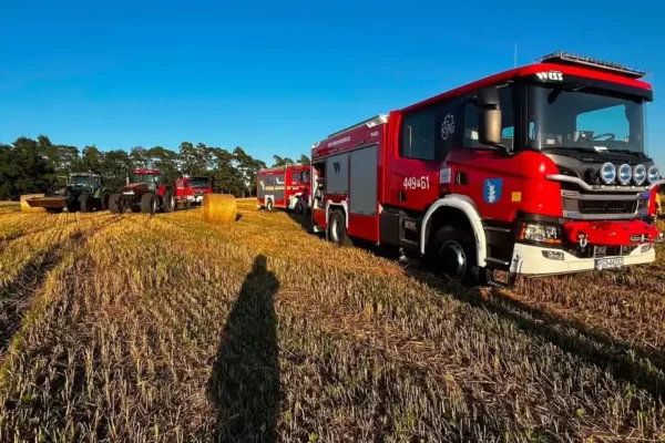 Pożar kombajnu na polu w Tarnowie – interweniowało 6 zastępów straży