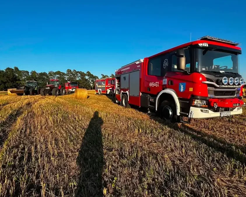 Pożar kombajnu na polu w Tarnowie – interweniowało 6 zastępów straży