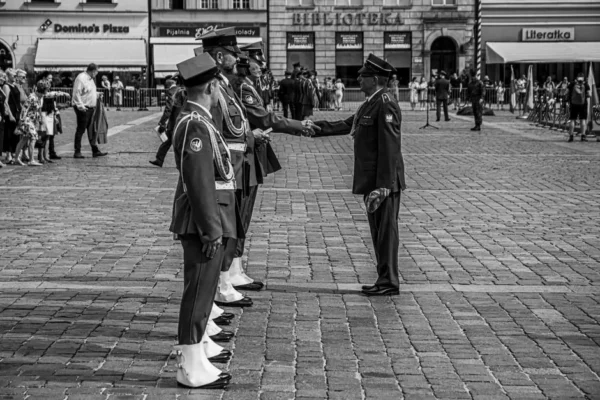 Wojewódzkie obchody Święta Policji w Rawiczu – awanse, odznaczenia i nowy sztandar