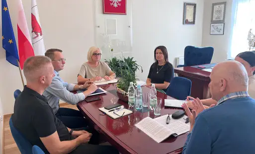 Burmistrz i prezes ZGKiM analizują wyniki badań wody w Wielichowie
