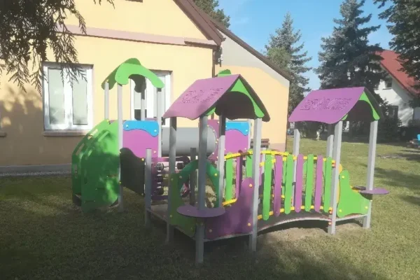 Nowy plac zabaw i pracownia AI – szkoła w Wilkowie Polskim gotowa na rok szkolny