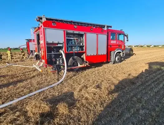 Pożar prasy i pola w Granowie – strażacy w akcji