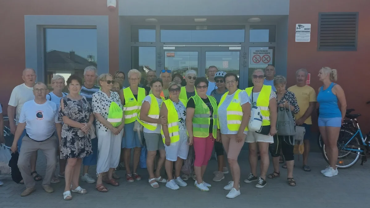 Seniorzy z Wielichowa aktywnie spędzili czas na basenie w Rakoniewicach