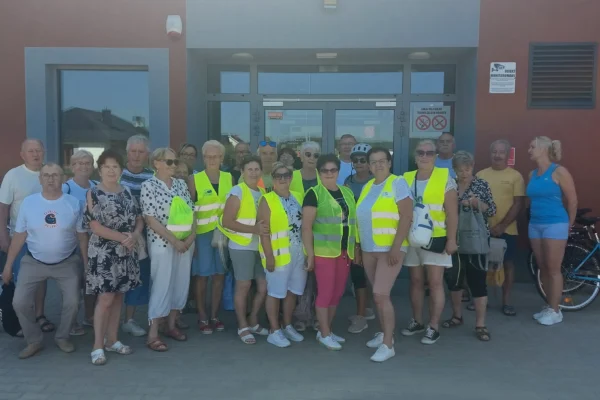 Seniorzy z Wielichowa aktywnie spędzili czas na basenie w Rakoniewicach