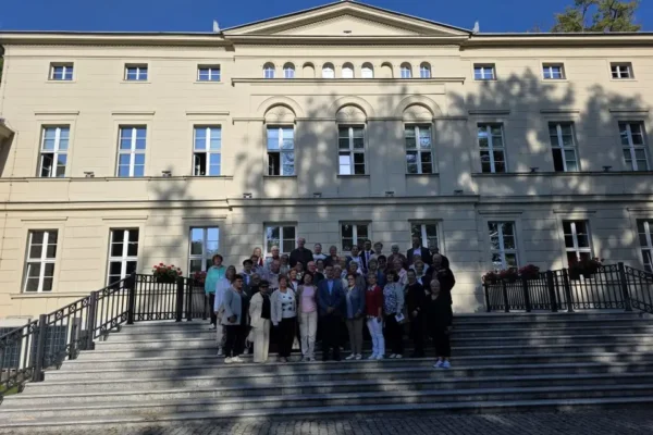 Seniorzy z Koźmina Wielkopolskiego zwiedzili Pałac Czarneckich w Rakoniewicach
