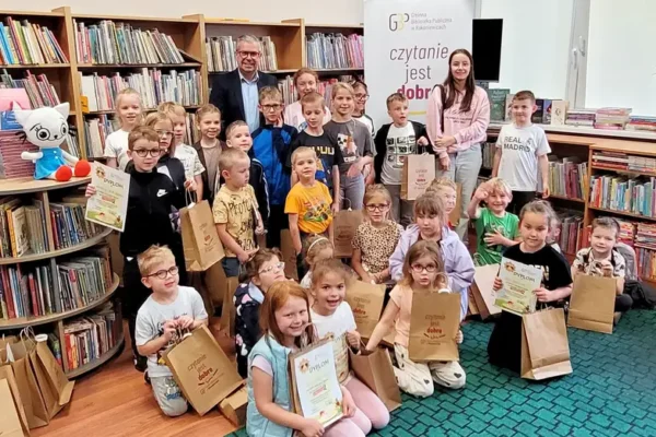 Zakończenie „Wyzwań na lato z biblioteką 2” – 107 dzieci, 85 pocztówek i nagrody w Rakoniewicach