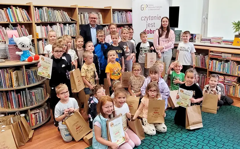 Zakończenie „Wyzwań na lato z biblioteką 2” – 107 dzieci, 85 pocztówek i nagrody w Rakoniewicach