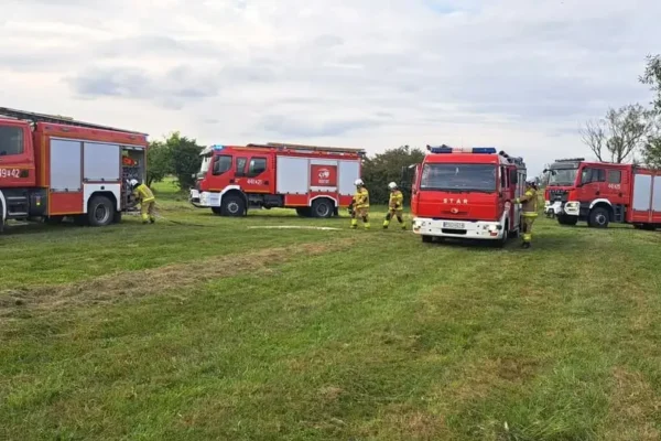Pożar sieczkarni w Łękach Wielkich. Akcja czterech jednostek straży pożarnej