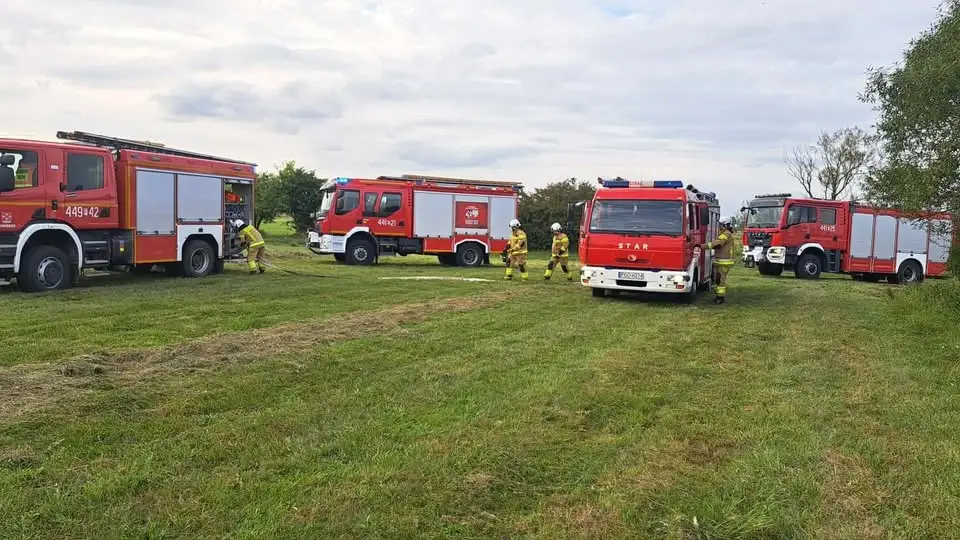Pożar sieczkarni w Łękach Wielkich. Akcja czterech jednostek straży pożarnej