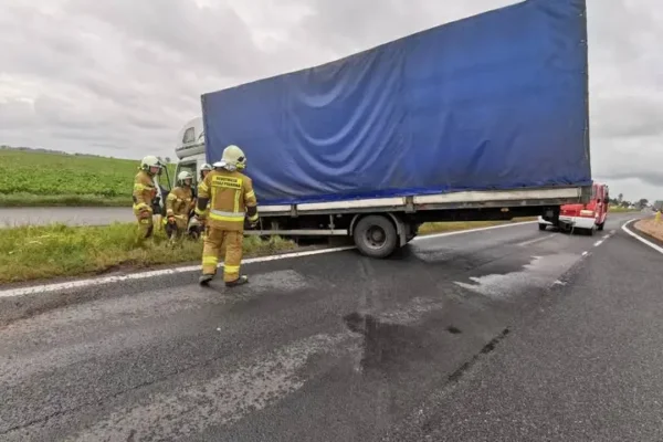 Kolizja dwóch ciężarówek na drodze krajowej nr 32 pod Granowem