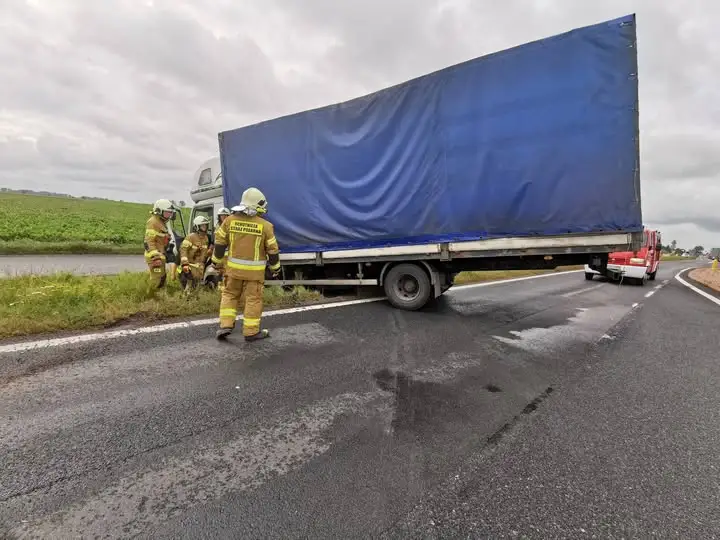 Kolizja dwóch ciężarówek na drodze krajowej nr 32 pod Granowem