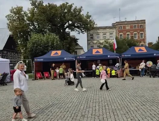 Bezpieczny powrót do szkoły: piknik edukacyjny na rynku w Rakoniewicach