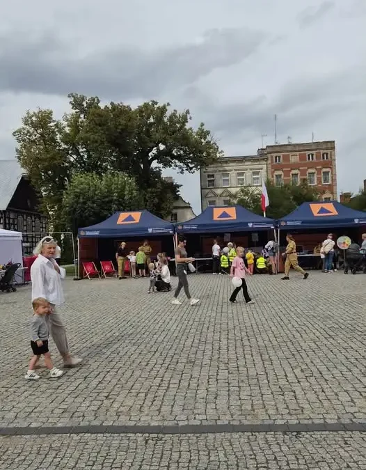 Bezpieczny powrót do szkoły: piknik edukacyjny na rynku w Rakoniewicach
