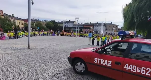 Dzień Przedszkolaka w Rakoniewicach – dzieci świętowały na rynku pod opieką strażaków