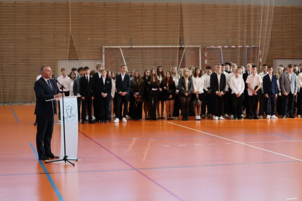 Ponad 580 pierwszoklasistów rozpoczęło naukę w szkołach powiatu grodziskiego