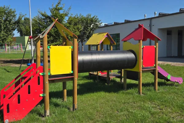 Nowe urządzenia na placach zabaw w gminnych placówkach Wielichowa