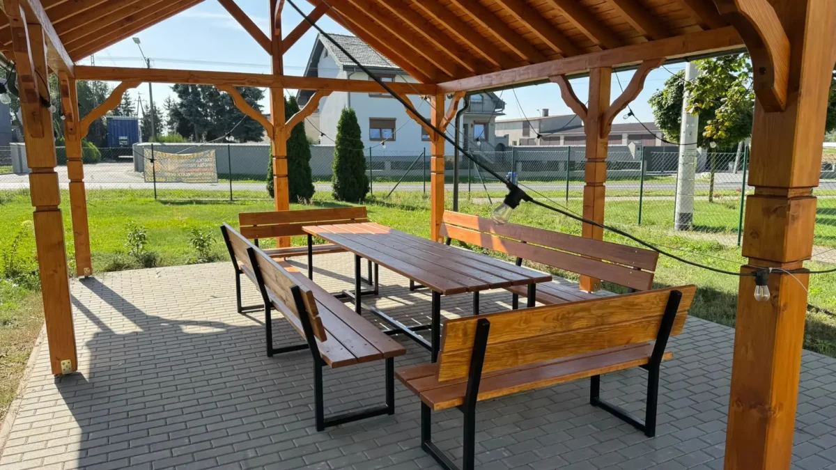 Nowe ławki i stolik w altanie w Wilkowie Polskim