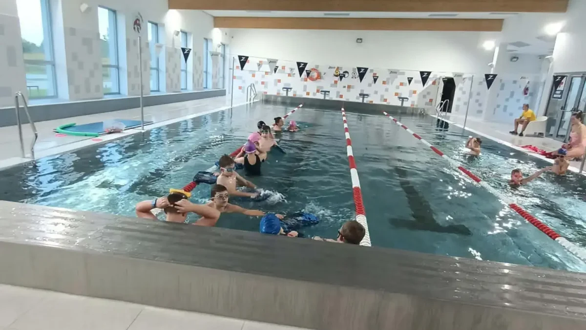 Uczniowie z Wielichowa uczą się pływać w ramach programu „ABC Ruchu”