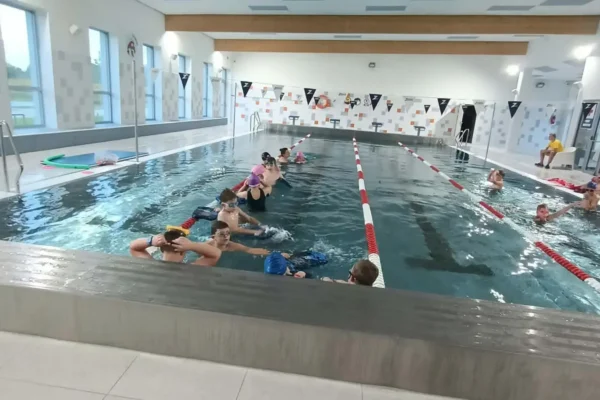 Uczniowie z Wielichowa uczą się pływać w ramach programu „ABC Ruchu”