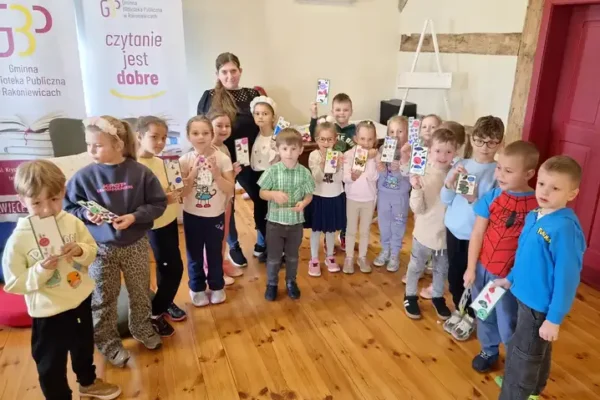 Przedszkolaki z wizytą w bibliotece w Rostarzewie – głośne czytanie i własnoręczne zakładki