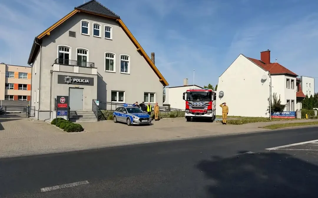 Hołd dla sierżanta Natana Sieroń pod komisariatem w Rakoniewicach