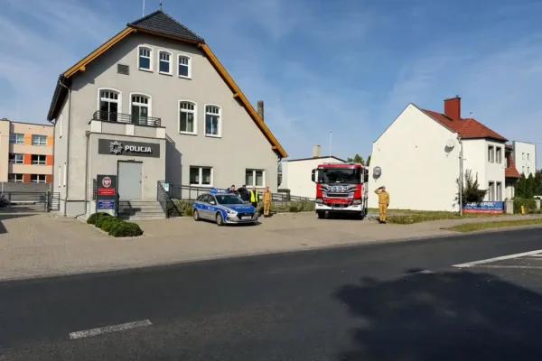 Hołd dla sierżanta Natana Sieroń pod komisariatem w Rakoniewicach