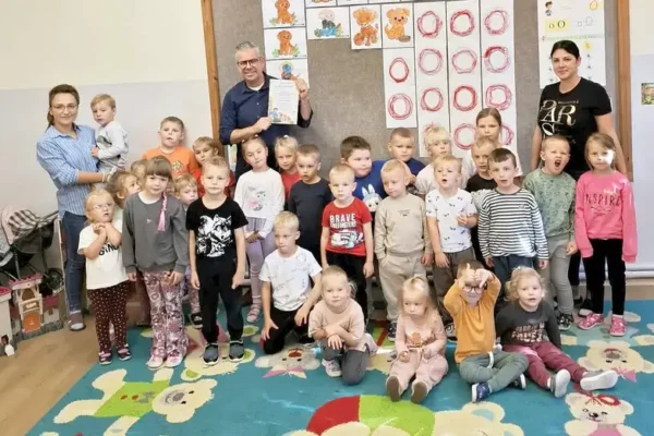 Głośne Czytanie w przedszkolu w Gradowicach – biblioteka z Rakoniewic odwiedziła maluchy