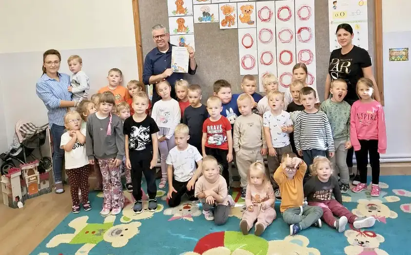 Głośne Czytanie w przedszkolu w Gradowicach – biblioteka z Rakoniewic odwiedziła maluchy