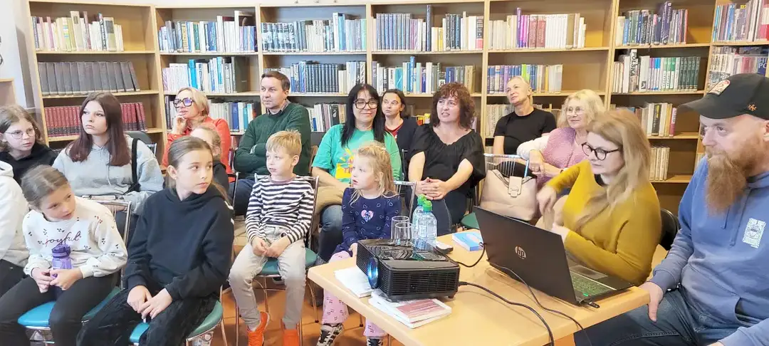 Rakoniewice: „Podróżnicze spotkania w bibliotece” – relacja z wyprawy ogórkiem przez Amerykę