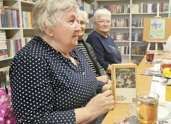 Literacka Kawiarenka w Jabłonnie: książki, powidła i 200-letni kociołek