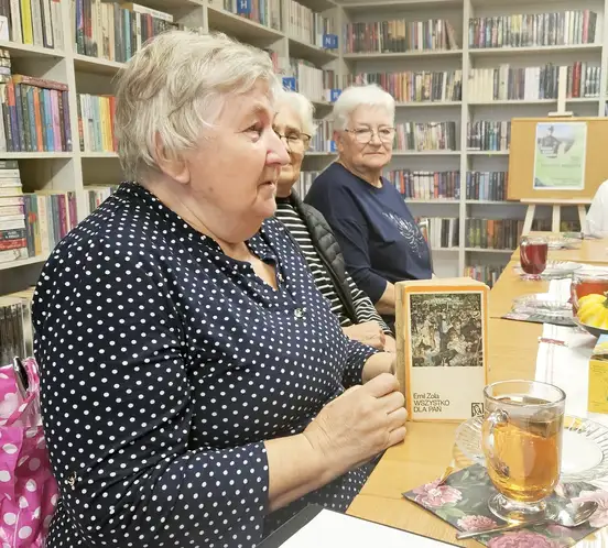 Literacka Kawiarenka w Jabłonnie: książki, powidła i 200-letni kociołek